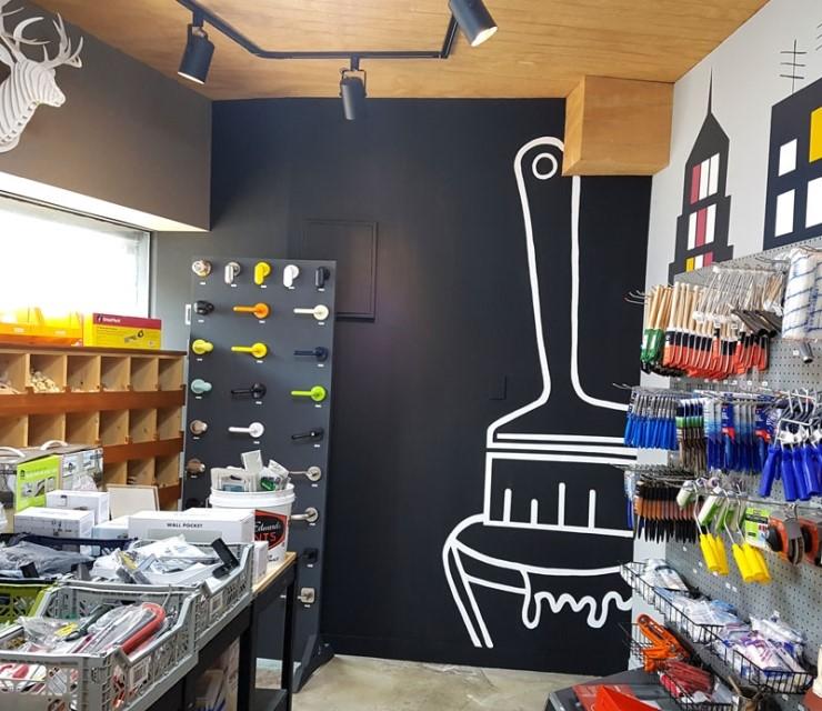 검은 벽에 페인트 브러시 그림이 그려진 내부 모습