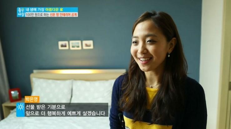 파란색 벽면과 흰색 침구가 배치된 침실