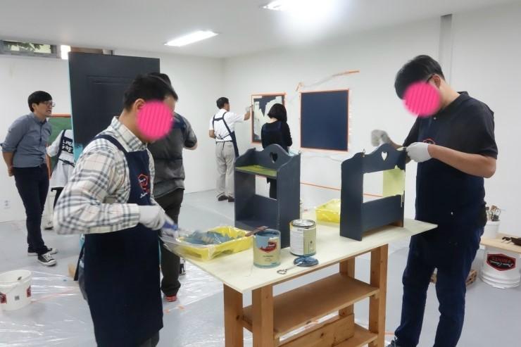 작업에 사용되는 페인트 병과 수공구들