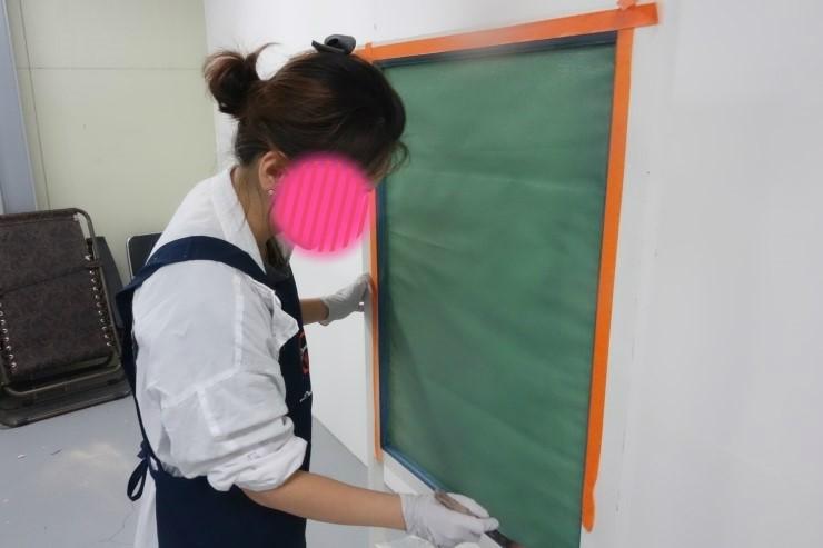 녹색 커튼이 있는 문 앞에서 작업 중인 모습