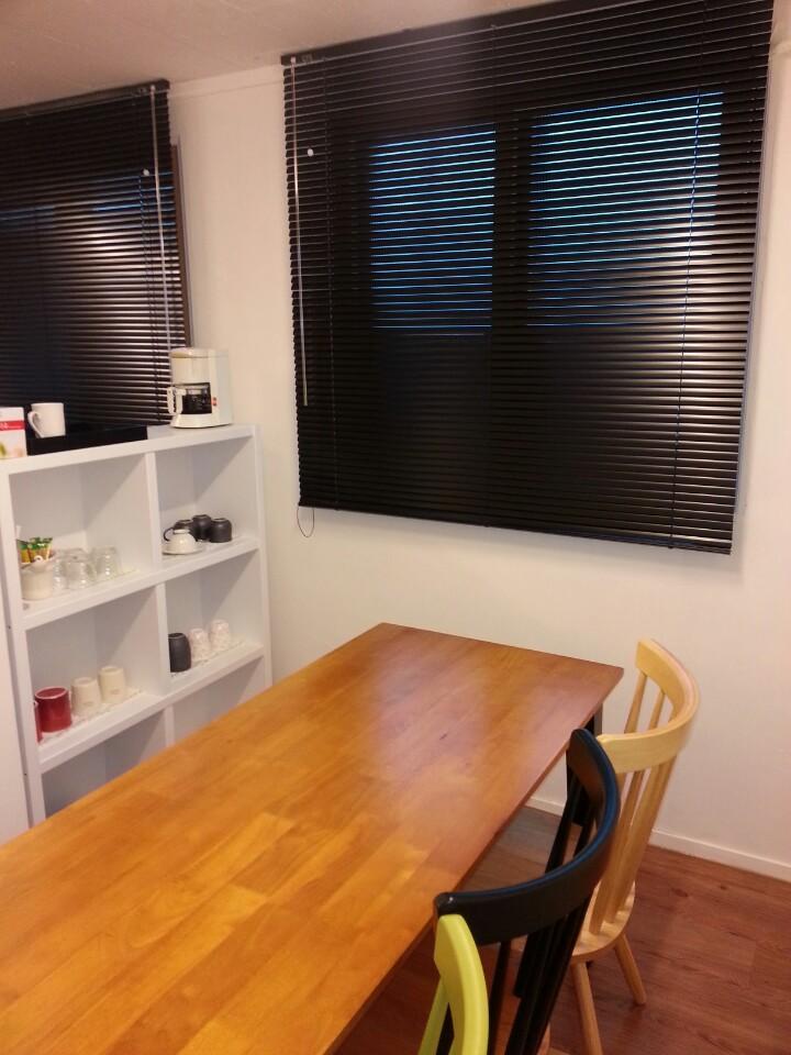 흰색 수납장과 나무 테이블이 놓인 주방