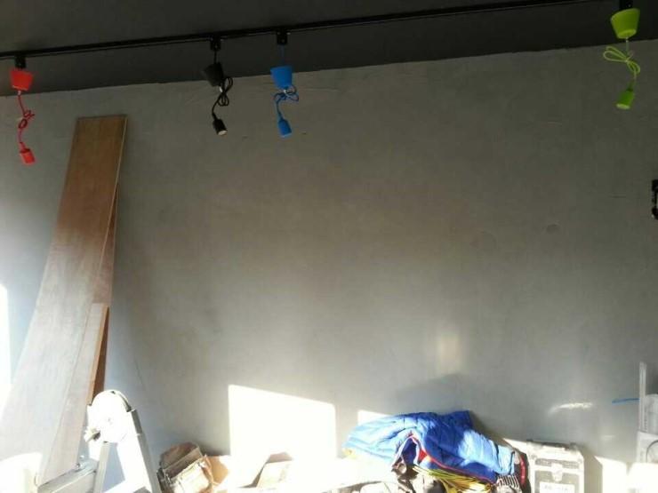 다색 조명이 비치는 천장과 창가 가구 배치 공간