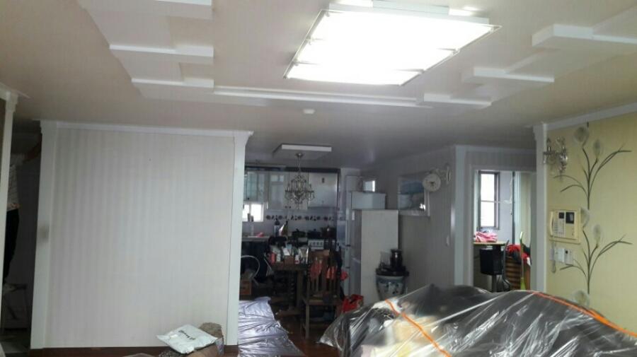 천장 조명과 벽면 상태를 확인하는 과정
