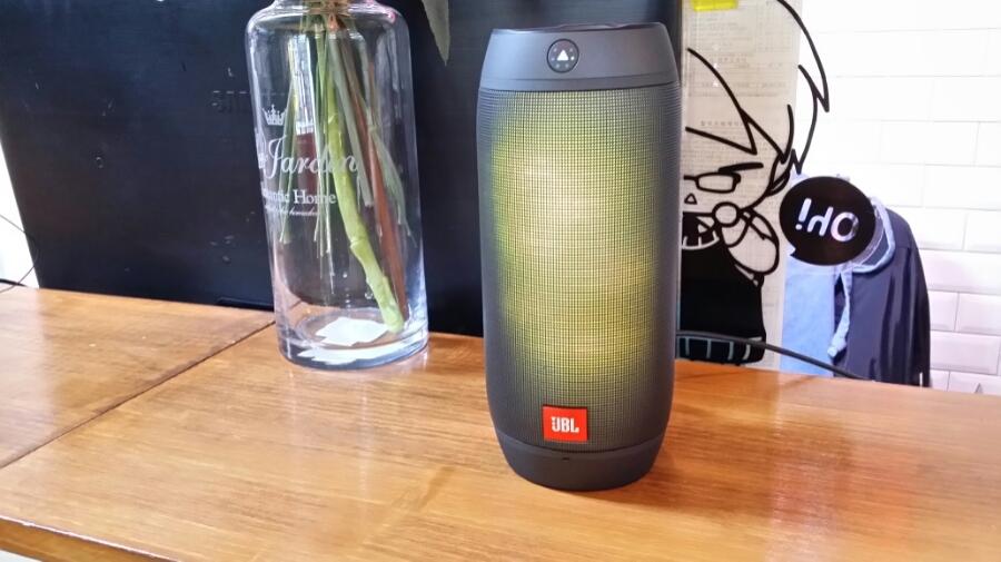 유리병과 함께 배치되어 빛을 내는 JBL 스피커