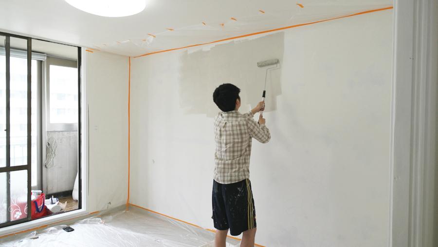 벽과 바닥 표면을 청소하는 동작