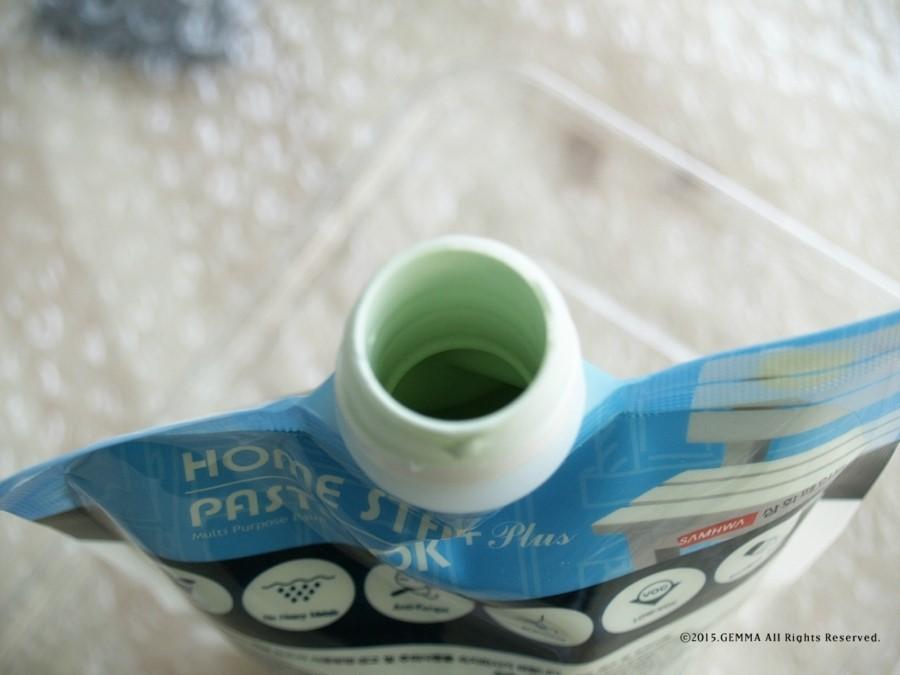 HOME PASTE STIK Plus 문구가 적힌 제품 뚜껑