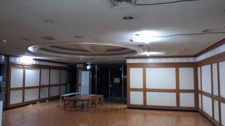 목재 바닥과 화이트 패널이 설치된 실내 전경