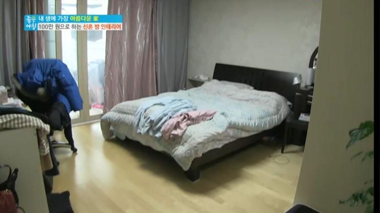 시공 전 가구와 커튼이 배치된 침실 내부