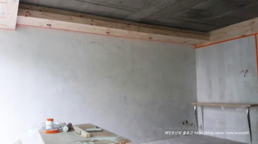 면 잡기 작업에 쓰이는 접착제 카트리지와 수공구