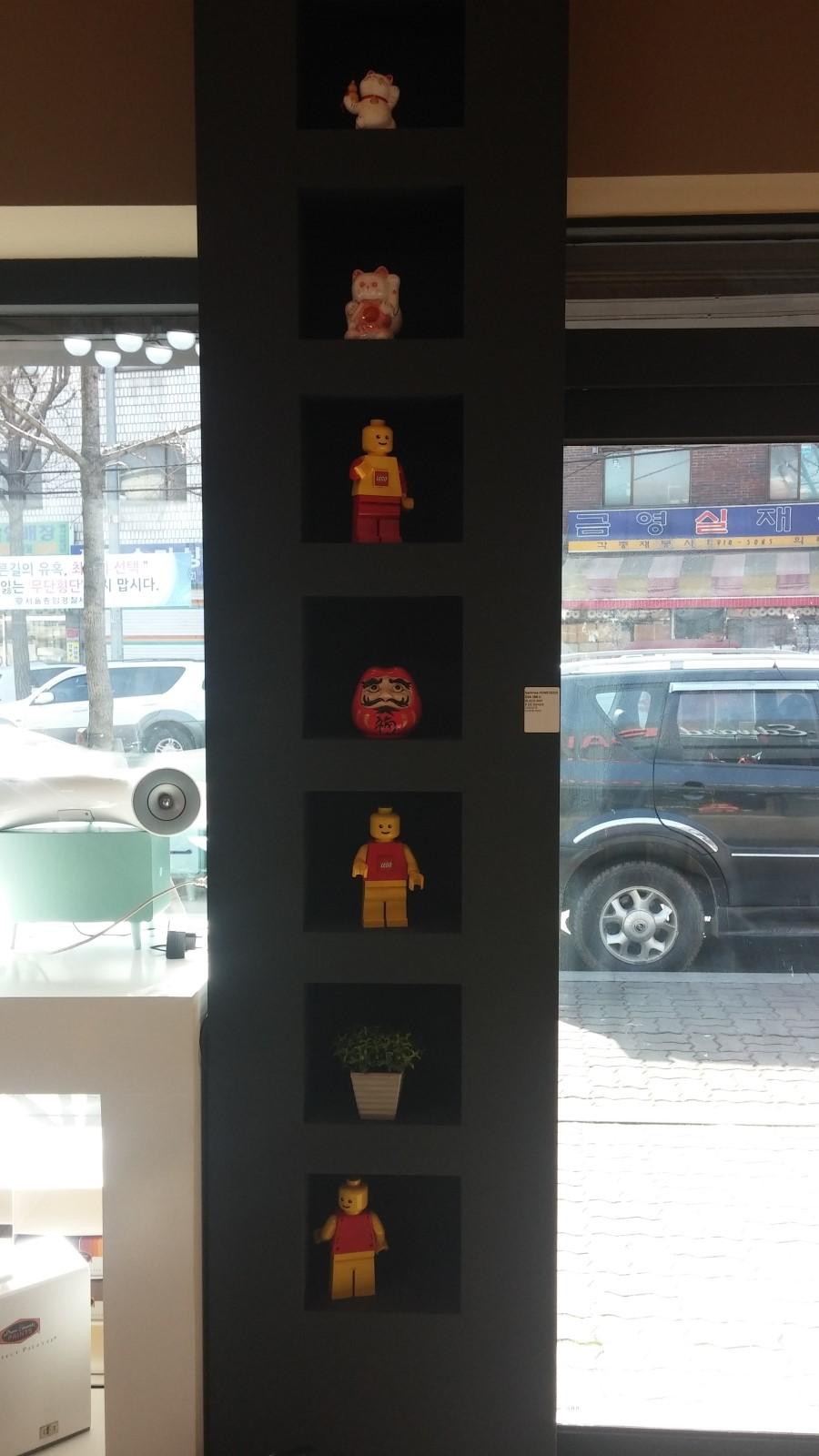 블랙베이 색상 벽면과 소품들이 배치된 공간