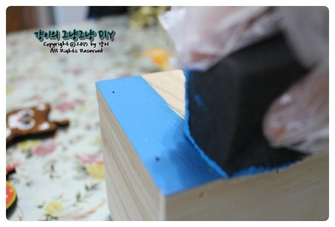 파란색과 검정색 페인트가 칠해진 목재 상단