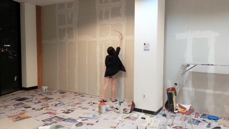벽면에서 수공구를 사용하는 작업 과정