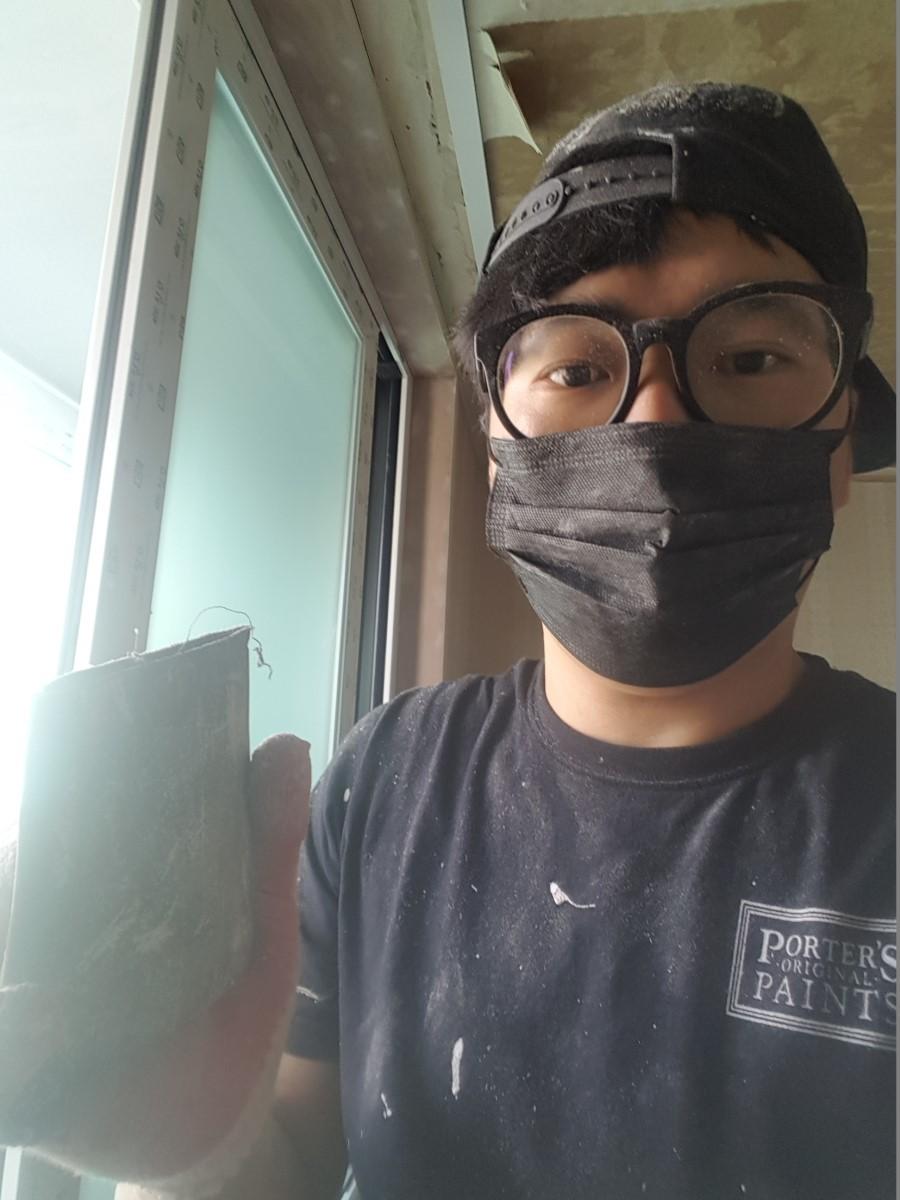 벽면 작업을 진행 중인 창가 공간