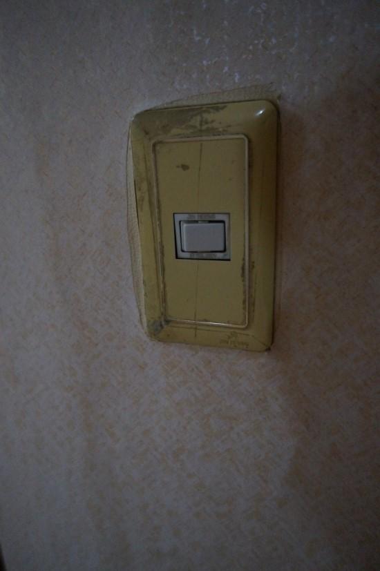 오염과 흠집이 보이는 노란색 스위치 패널