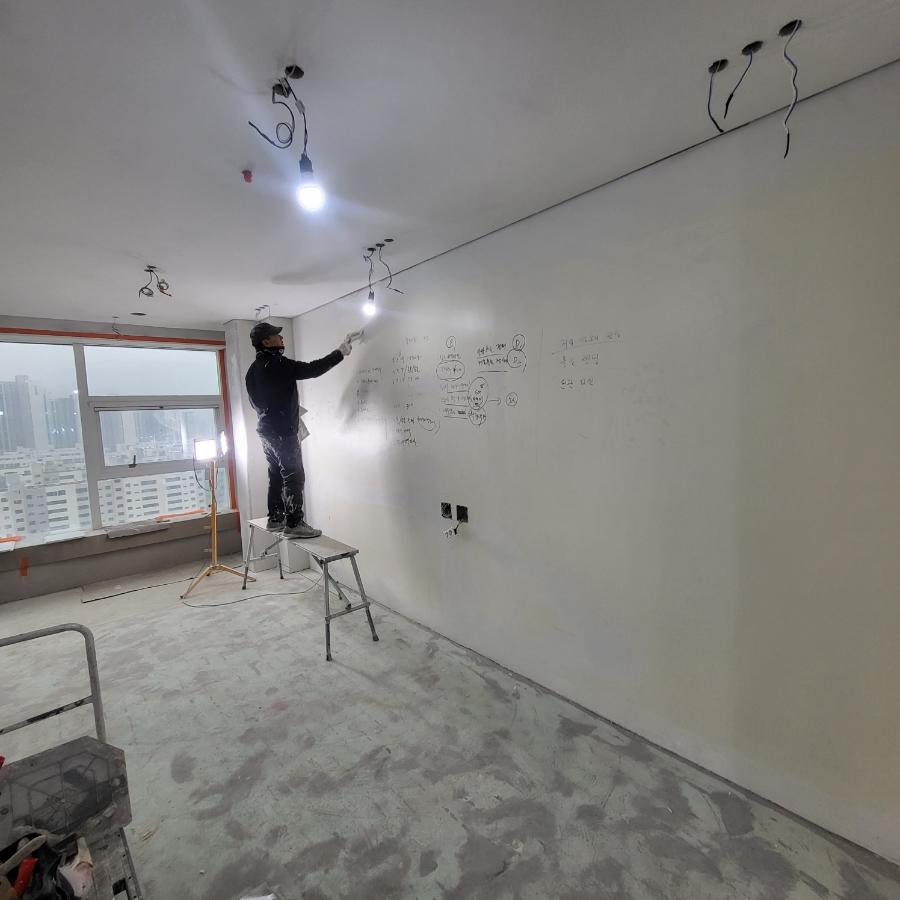 꼼꼼하게 수정 사항을 체크하며
