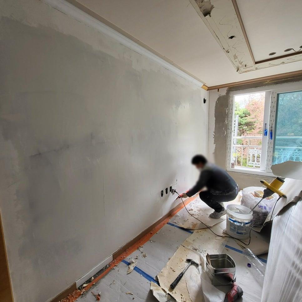 흰색 마감재가 도포되고 있는 창가 쪽 벽면