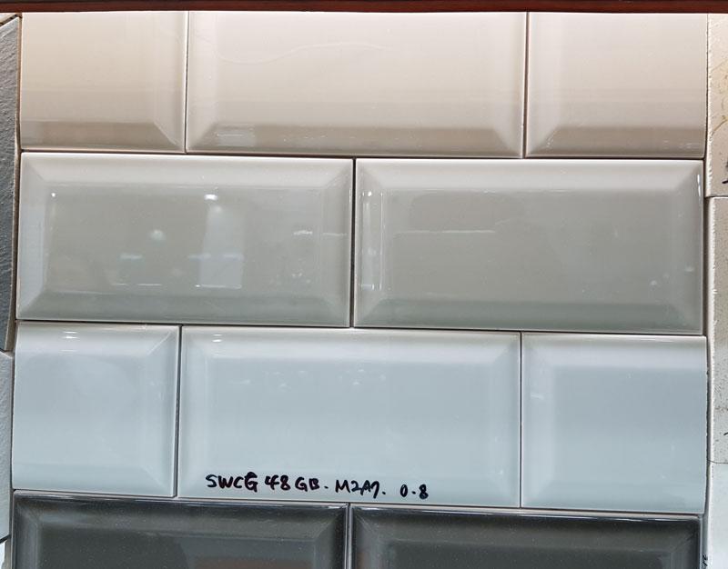제품 정보가 적힌 타일 벽면의 근접 사진