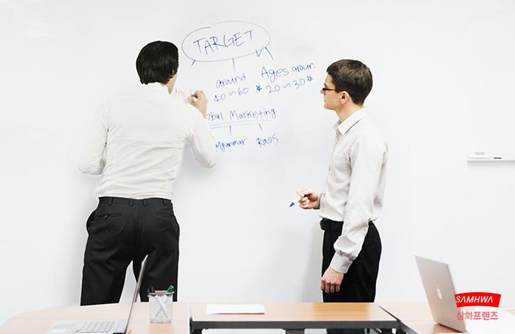 소형 도구를 이용해 시공 중인 장면