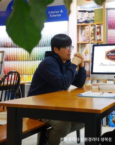 색상 샘플 랙과 상담용 테이블이 배치된 인테리어 상담실
