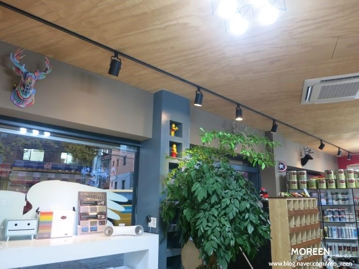 목재 천장과 식물, 소품이 어우러진 내부 전경