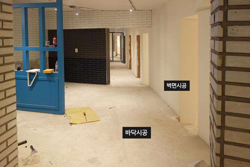 노란색 천이 놓여 있는 작업 준비 단계의 복도