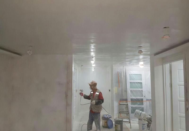 문틀과 천장 조명 주변을 정리하는 작업 현장