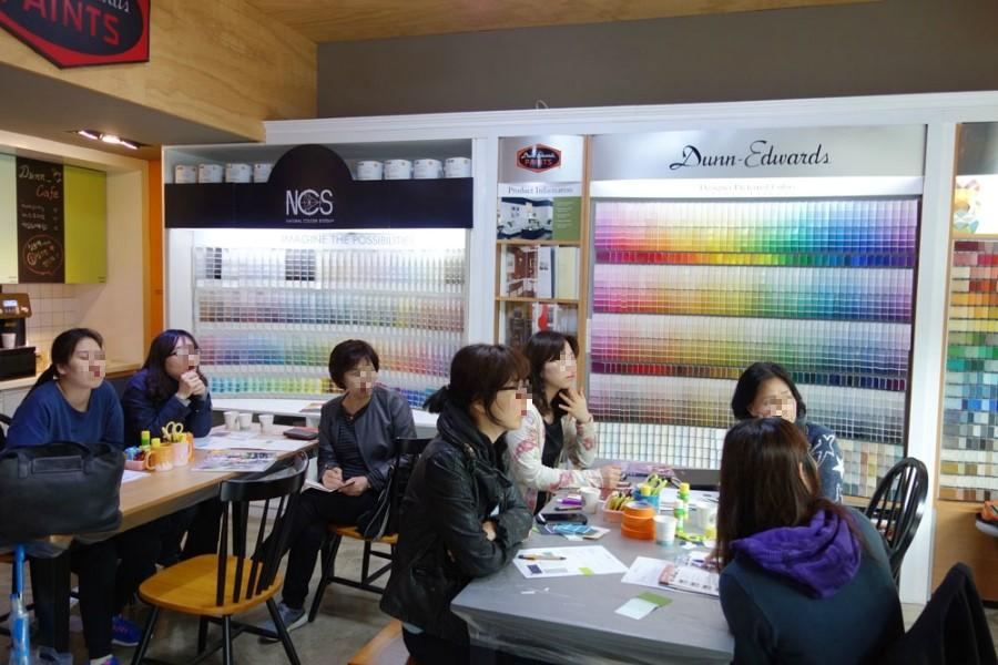 크기 확인을 위해 휴대전화와 함께 놓인 페인트 병