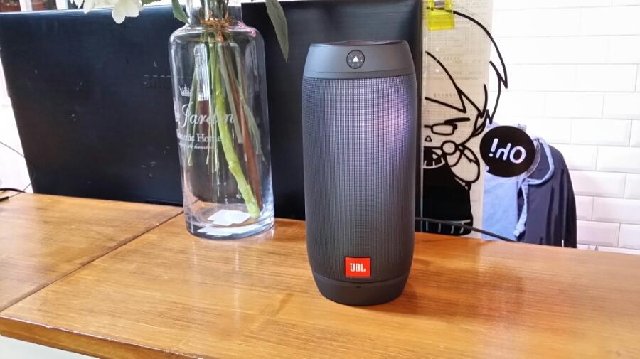 투명 유리병 옆에 놓인 JBL 스피커의 실내 모습