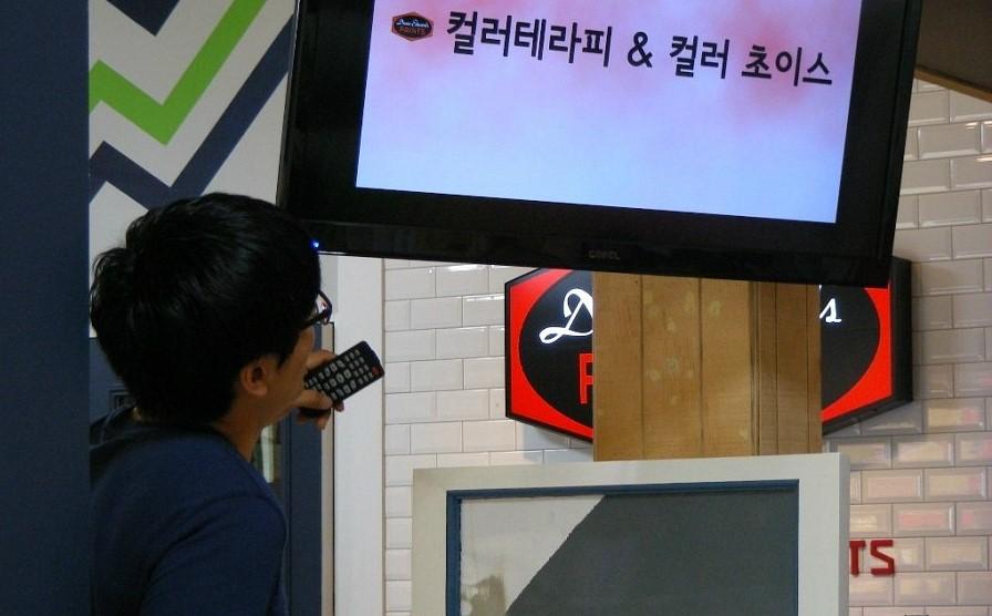 화이트 타일과 검은색 TV 벽면의 조화