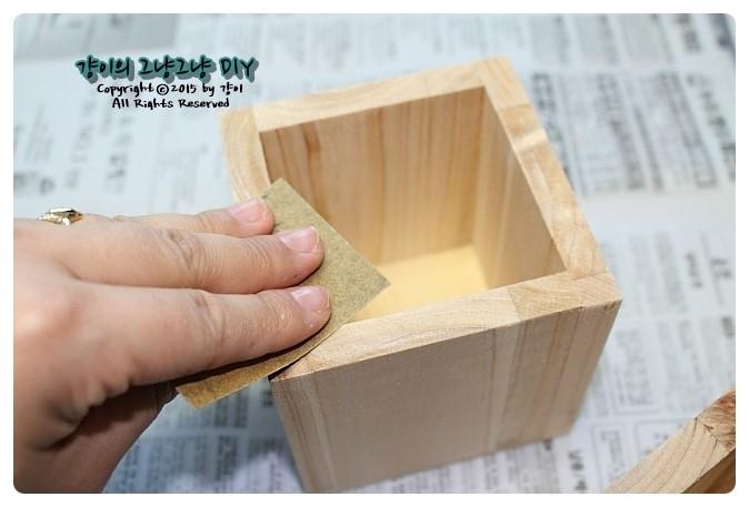 목재 상자 내부를 봉투로 마감하는 과정