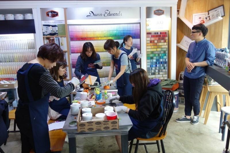 마무리 작업을 위해 배치된 수공구와 병