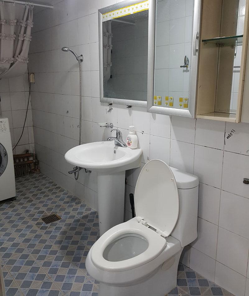 도기류가 배치된 욕실 시공 과정