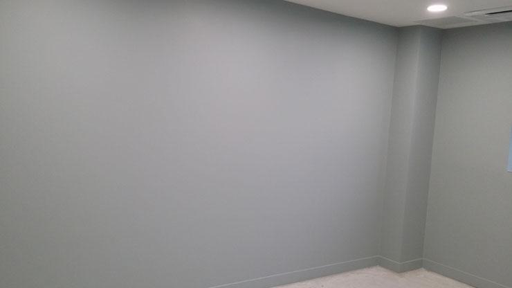 천장 조명이 켜진 텅 빈 실내 공간의 벽면