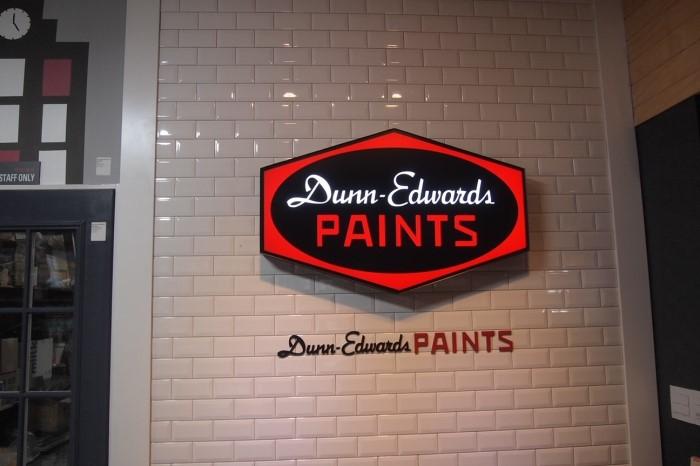 Dunn-Edwards PAINTS 로고가 보이는 매장 벽면