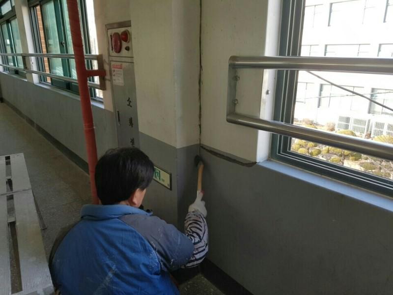 손잡이 인근 벽면을 정돈하는 수공구 작업