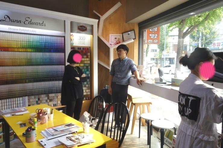 노란색 가구와 창밖 도시 풍경이 보이는 실내 공간