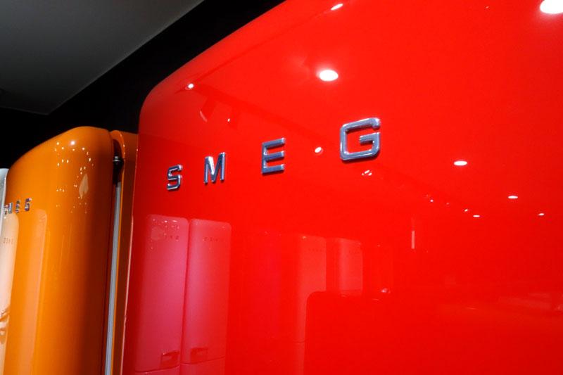 적색과 오렌지색 표면의 SMEG 로고 클로즈업
