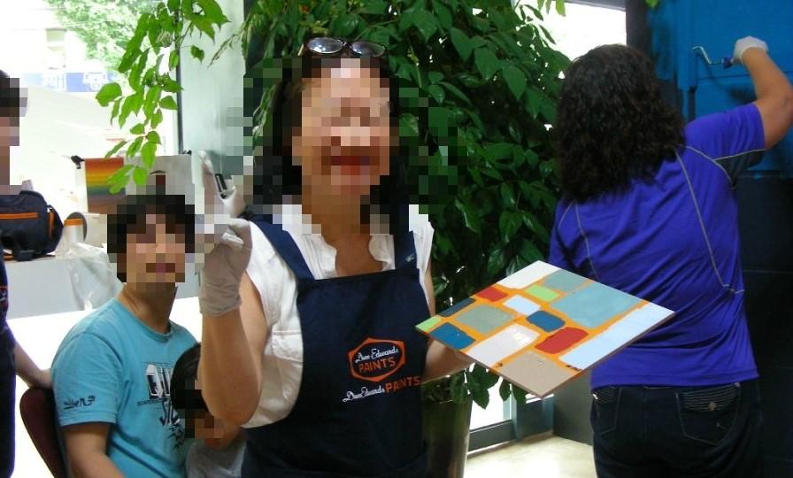 색상 표시판이 놓인 인테리어 작업 현장