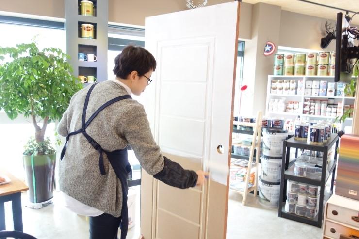 흰색 도어와 캔들 선반이 배치된 매장 내부