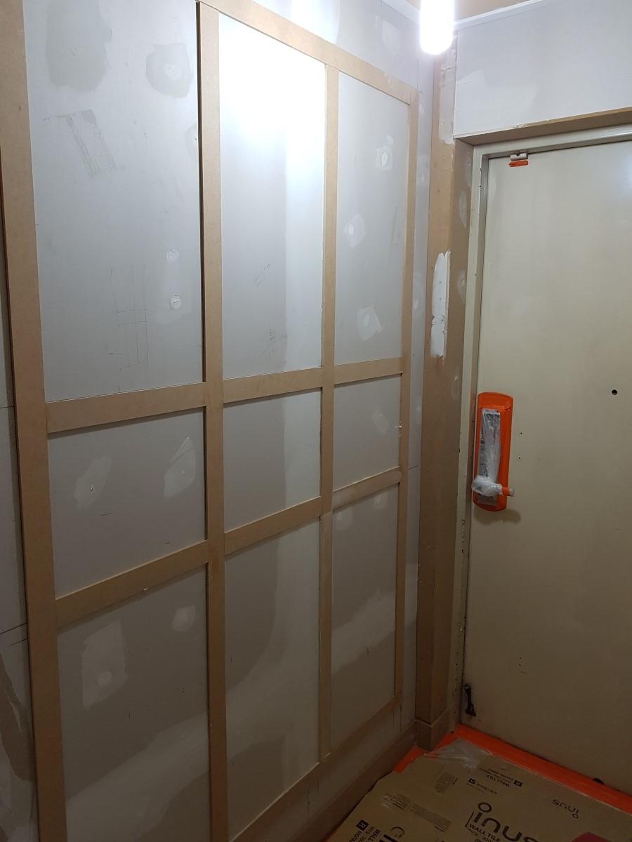 나무 프레임과 보드가 설치된 도어 근처