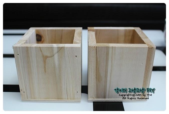 목재 패턴이 보이는 큐브형 구조물