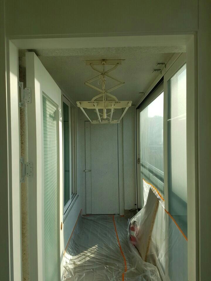 화이트 톤으로 정돈 중인 발코니 내부