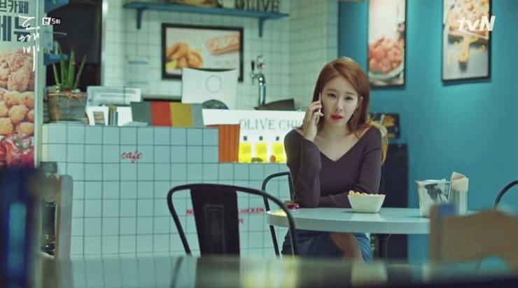 청녹색 벽면과 화이트 타일이 조화된 카페 내부