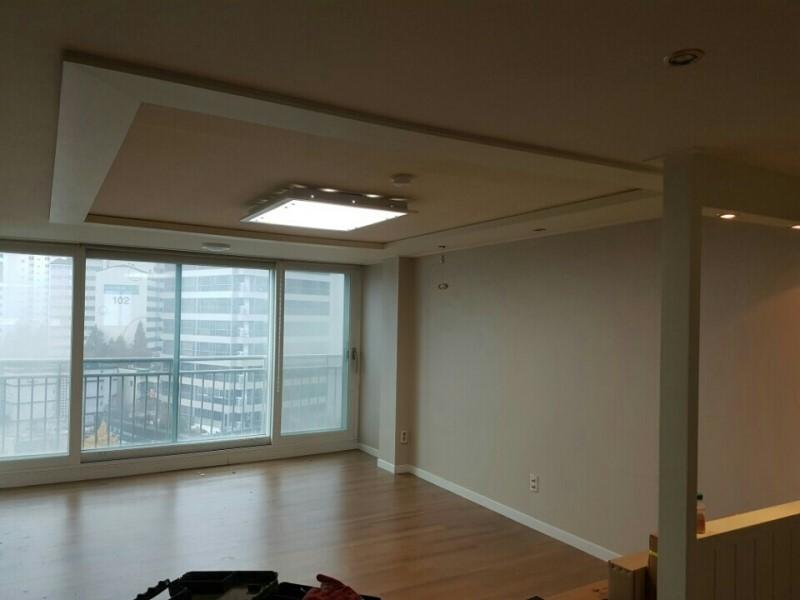 전체적인 톤을 잡아가는 거실의 시공 과정