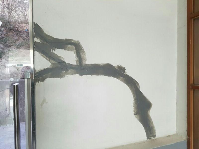 유리문과 나무 문 사이 벽면의 오염 상태