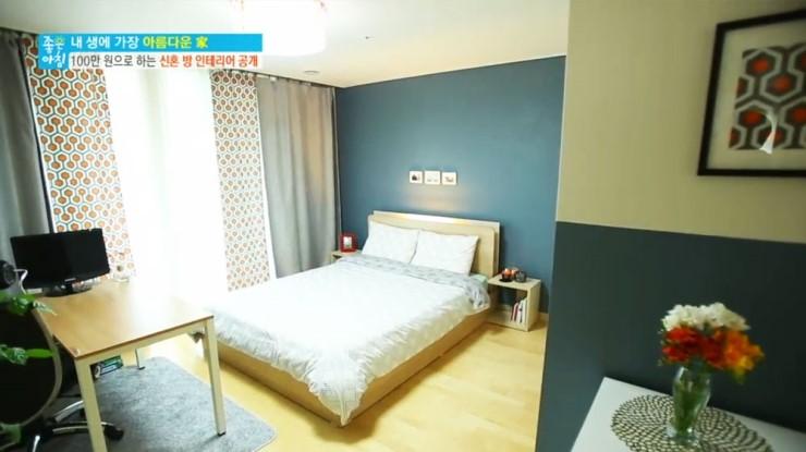 파란색과 베이지색으로 분할 도색된 침실 완성 모습