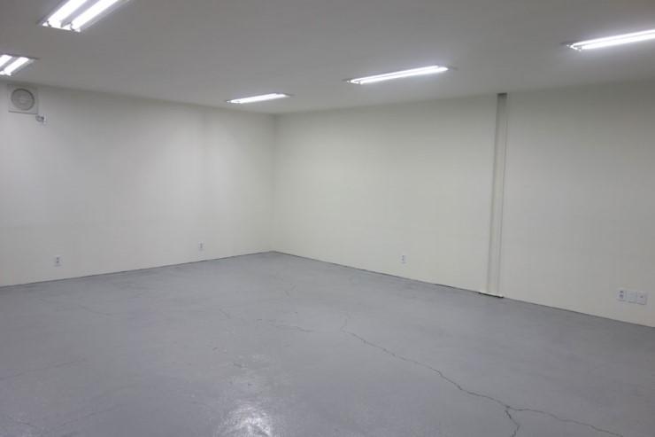 공기순환기와 전기 소켓이 설치된 넓은 창고 공간
