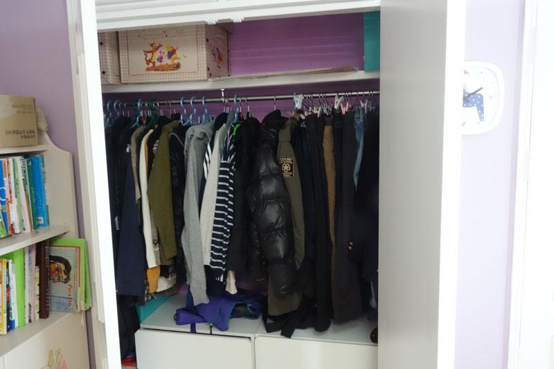수납장 내부 선반과 옷걸이봉이 보이는 작업 현장