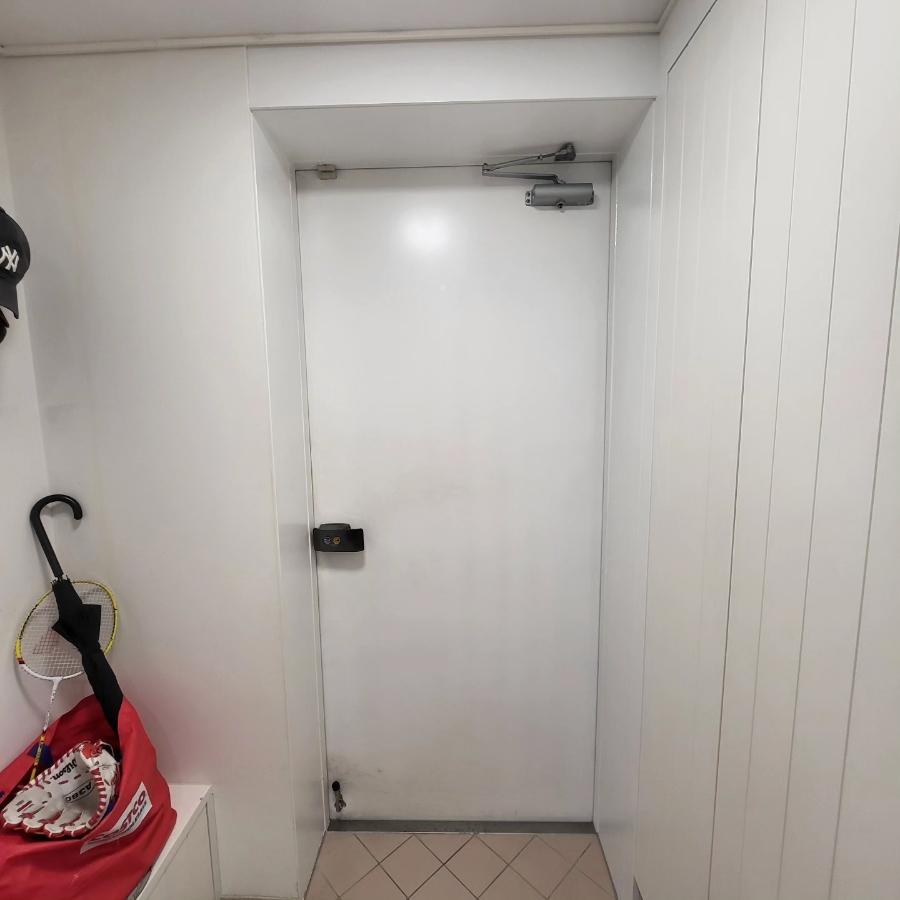 다양한 소품들이 놓여있던 현관의 공사 과정
