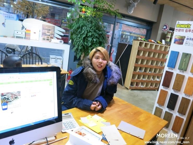 색상 표시판과 컴퓨터가 있는 사무 공간
